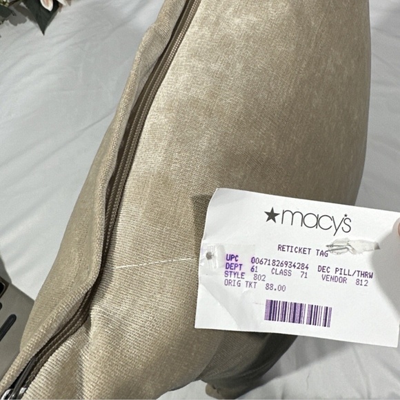 NEW $88 Siscovers Padma Decorative Pillow [ 16"‎ x 16" ] in Parchment - Picture 6 of 10